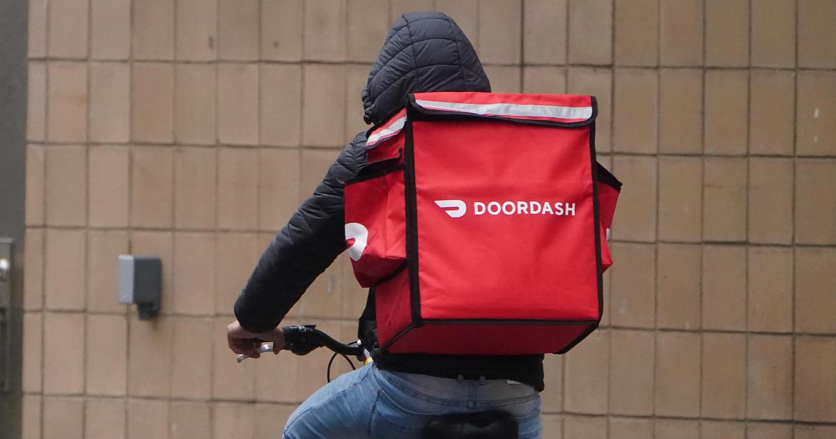 Το DoorDash θα αρχίσει να προσφέρει στους ταχυμεταφορείς μια ωριαία χρέωση όσο εκτελούν τις παραγγελίες τους
