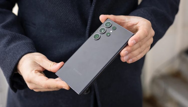 Το Galaxy S24 Ultra για να κάνει μια μικρή αλλαγή στη ρύθμιση της πίσω κάμερας λέει η πηγή
