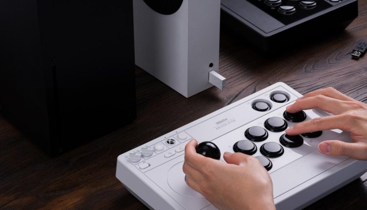 Το arcade stick της 8BitDo με άδεια χρήσης Xbox είναι ασύρματο και προσαρμόσιμο
