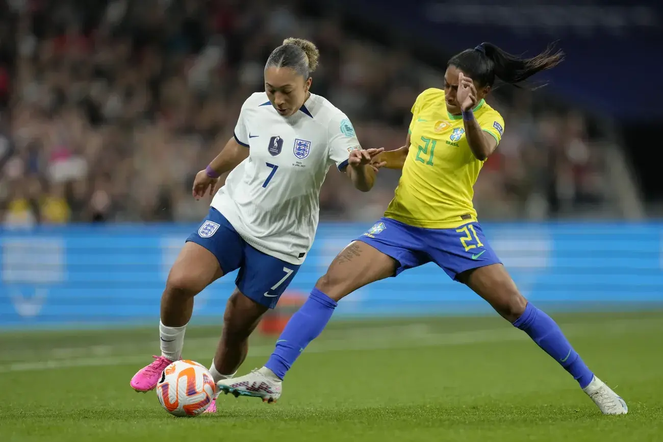 ΑΡΧΕΙΟ - Η Κερολίν της Βραζιλίας αγωνίζεται για τη μπάλα με την Αγγλίδα Λόρεν Τζέιμς, αριστερά, κατά τη διάρκεια του αγώνα ποδοσφαίρου Γυναικών Finalissima μεταξύ Αγγλίας και Βραζιλίας στο στάδιο Γουέμπλεϊ στο Λονδίνο, Πέμπτη 6 Απριλίου 2023. (AP Photo/Kirsty Wigglesworth, Αρχείο)