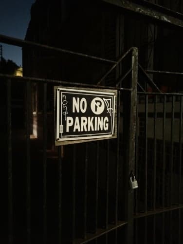 Χωρίς πινακίδα στάθμευσης στο σκοτάδι