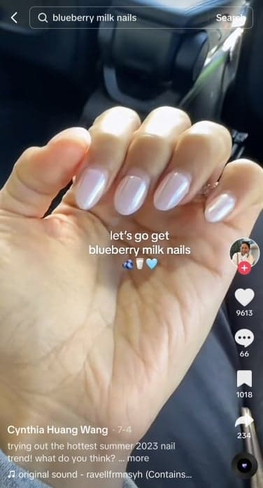 Γυναικείο χέρι που εμφανίζει λευκά νύχια. 