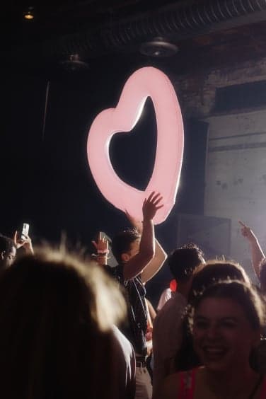 καρδιά μπαλόνι στο χορευτικό πλήθος