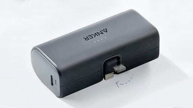 Το Anker Nano Power Bank σε μαύρο φινίρισμα με την αναδιπλούμενη υποδοχή της θύρας Lightning να εμφανίζεται.
