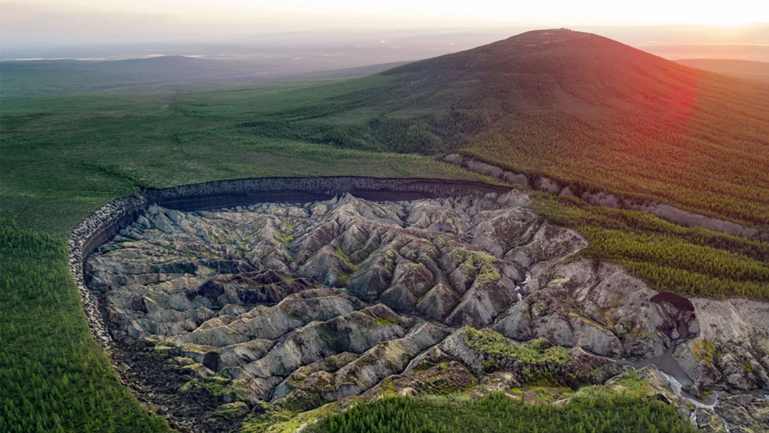 Drone πετά πάνω από την “πύλη του κάτω κόσμου“ στη Σιβηρία (ΒΙΝΤΕΟ)