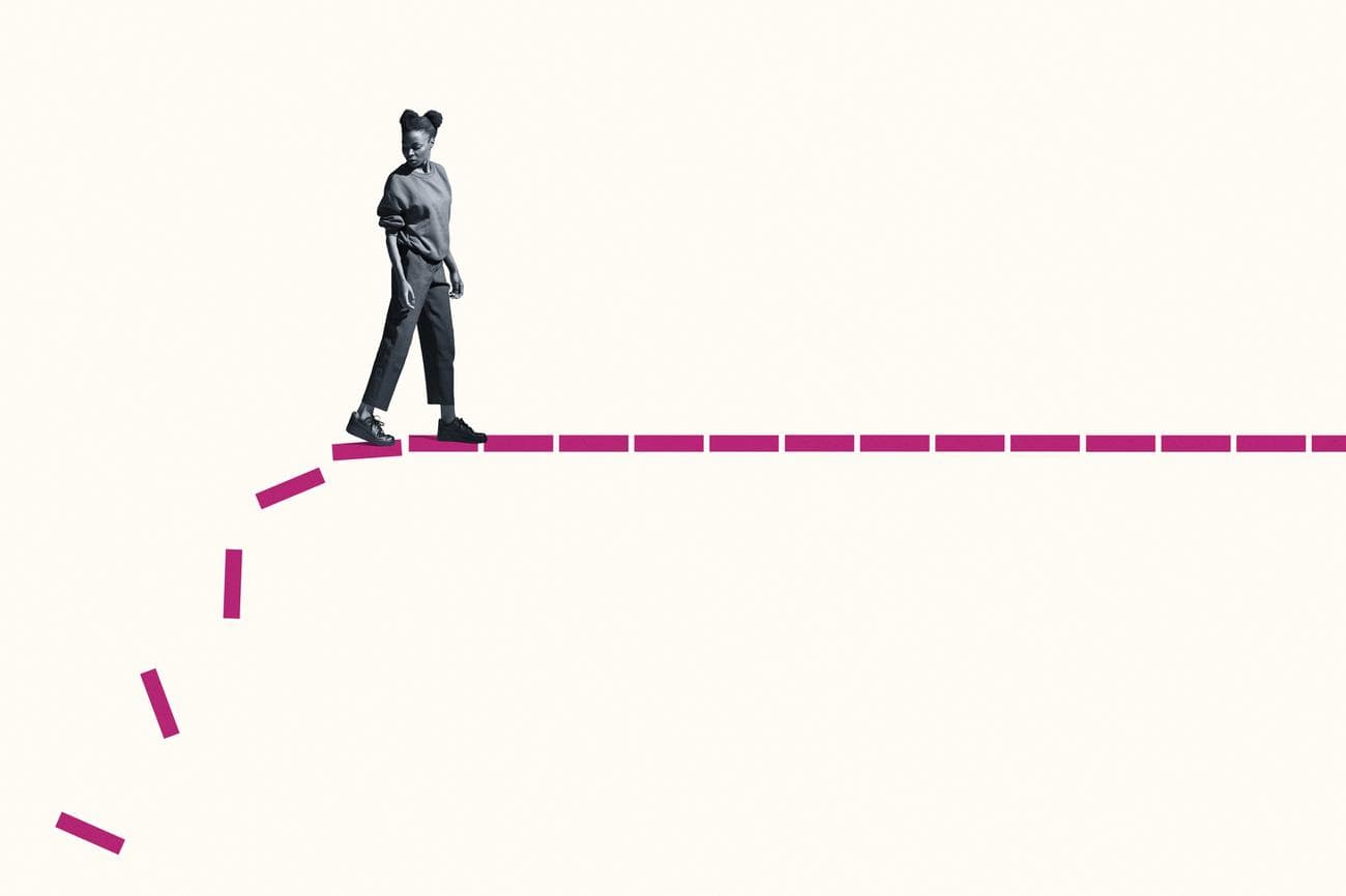 Γυναίκα που περπατά κοιτάζοντας τα ροζ τούβλα που πέφτουν