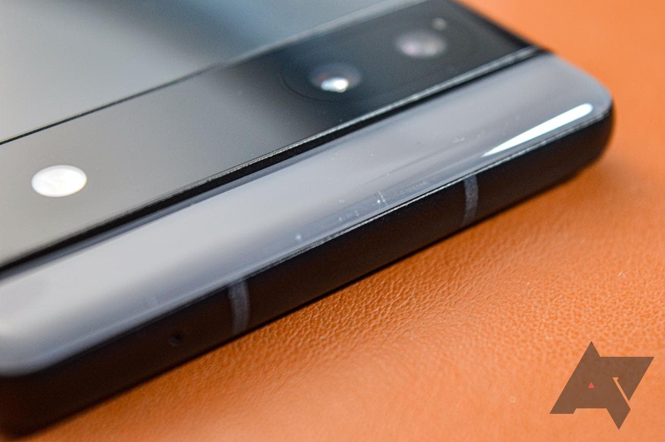 Το Pixel 6a δείχνει γρατσουνιές κοντά στο επάνω μέρος του τηλεφώνου