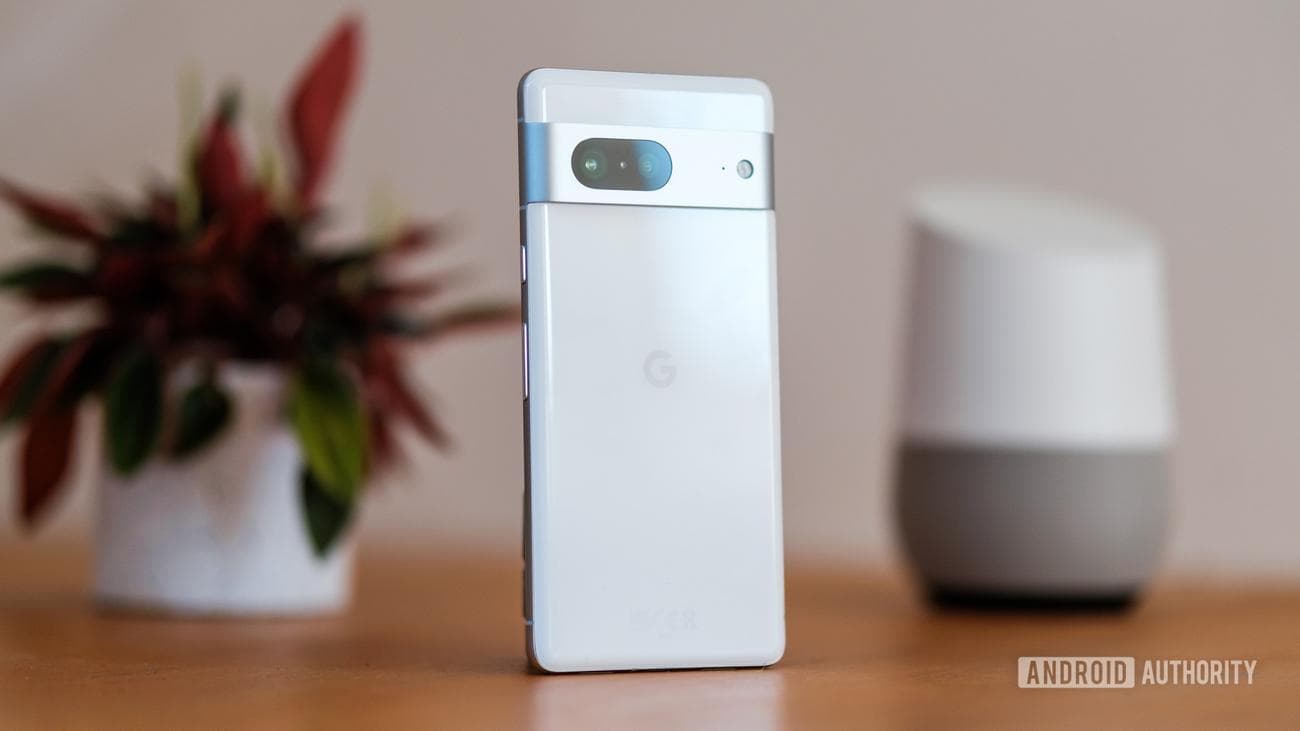 Google Pixel 7 λευκό γωνιακό πίσω