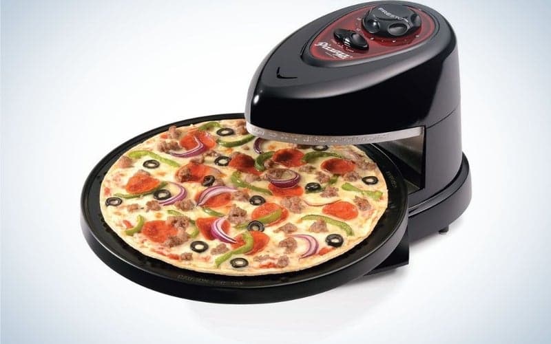 Ένας μαύρος ηλεκτρικός φούρνος με λίγα κουμπιά στην κορυφή του και με μια ψημένη πίτσα μέσα.
