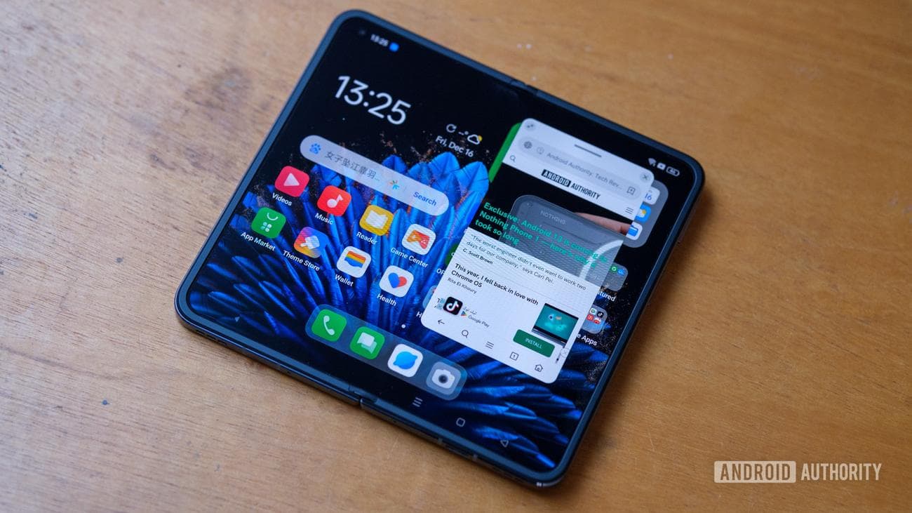 Το OPPO Find N2 είναι ανοιχτό στο γραφείο