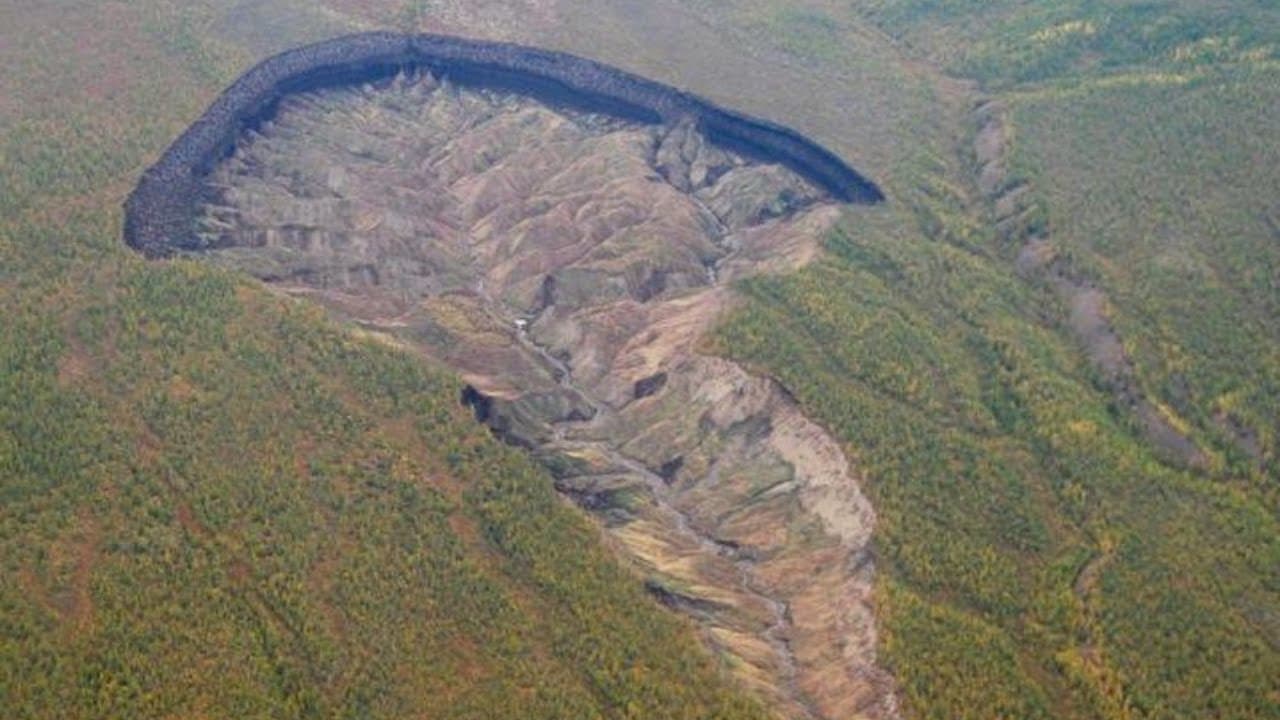 Drone πετά πάνω από την “πύλη του κάτω κόσμου“ στη Σιβηρία (ΒΙΝΤΕΟ)