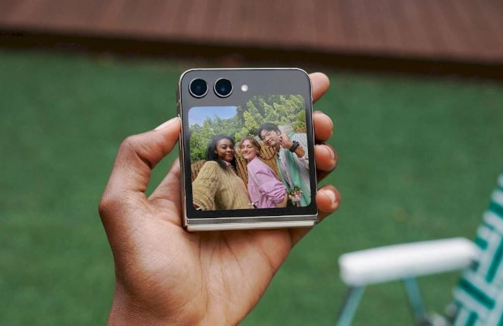 Samsung Galaxy Z Flip 5, Samsung Galaxy Z FLip 5: Έφτασε με τη μεγάλη του εξωτερική οθόνη