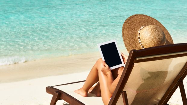 Tablet στην παραλία: Όσα πρέπει να προσέξετε για να παραμείνει ασφαλές