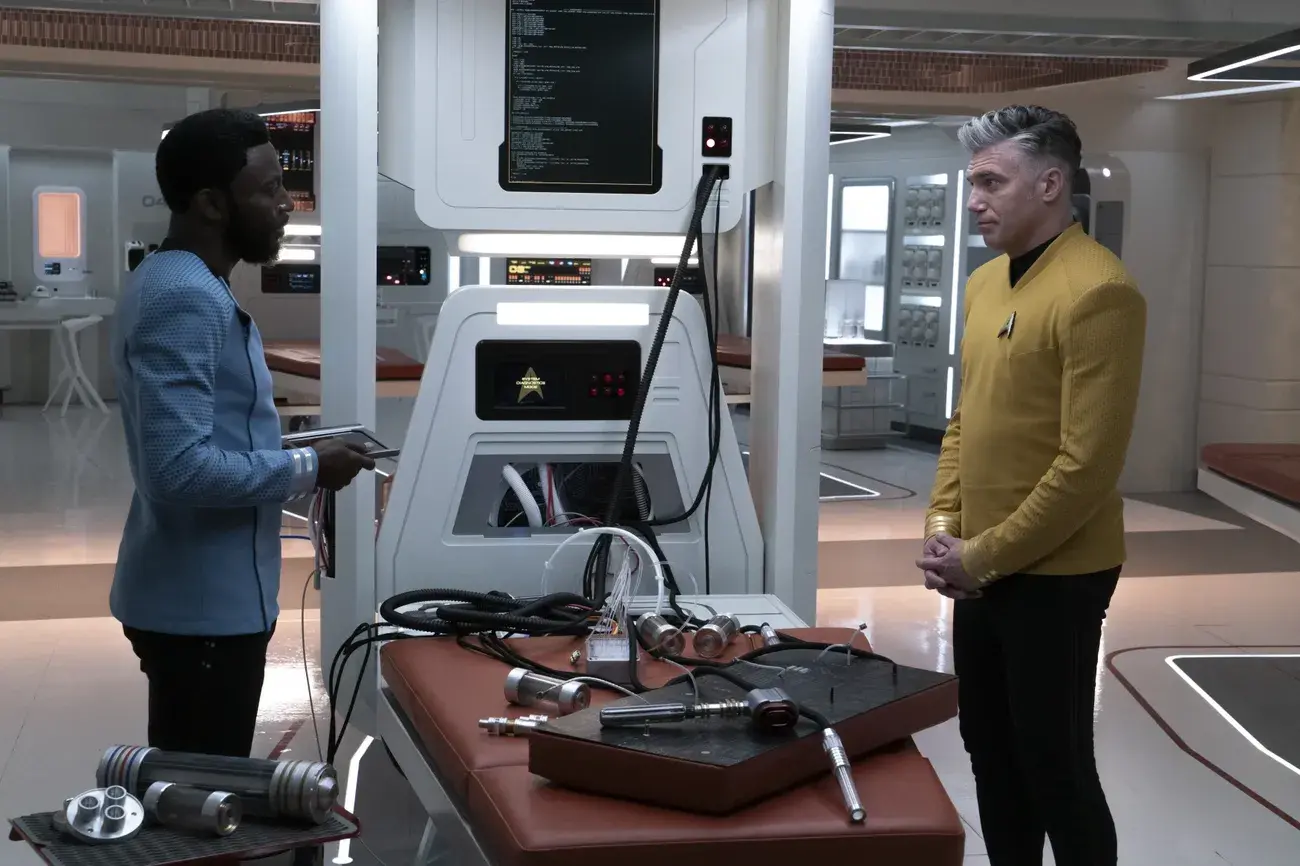 LR Babs Olusanmokun ως Dr. M'Benga και Anson Mount ως Capt. Pike στο Star Trek: Strange New Worlds σε ροή στο Paramount+, 2023. Φωτογραφία: Michael Gibson/Paramount+