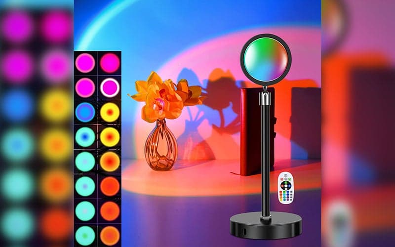 ΕΝΑ ΔΙΑΧΕΙΡΙΣΜΕΝΟ φωτιστικό ηλιοβασιλέματος που λάμπει ένα φως σε έναν κενό τοίχο