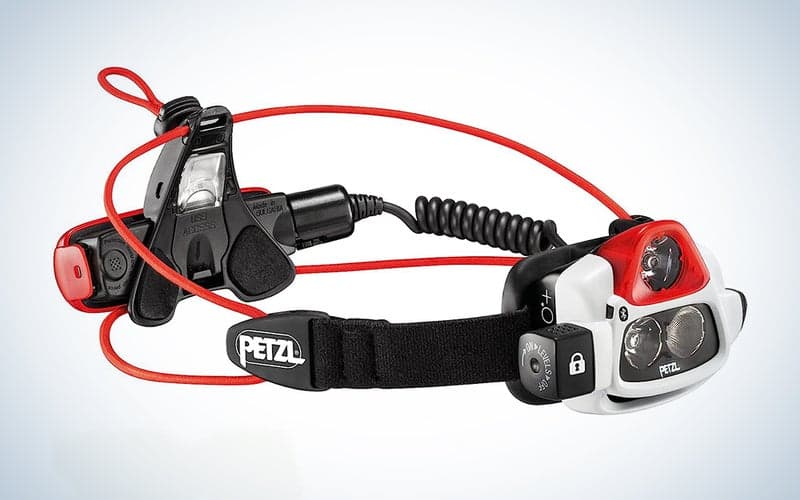 Ο Προβολέας PETZL, NAO + Προγραμματιζόμενος, Επαναφορτιζόμενος Προβολέας με 750 Lumens σε μπλε και άσπρο φόντο