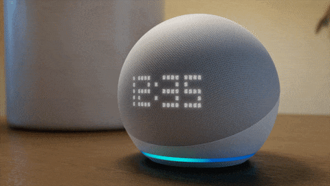 ρολόι λευκής κουκκίδας ηχούς μοντέλο 4ης ​​γενιάς σε ξύλινη επιφάνεια