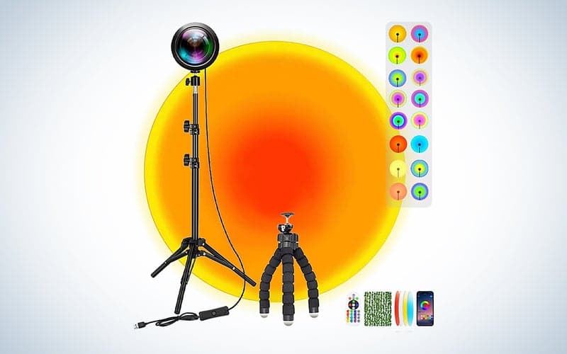 Μια εφαρμογή Freefa ελεγχόμενη λάμπα ηλιοβασιλέματος σε μπλε και άσπρο φόντο