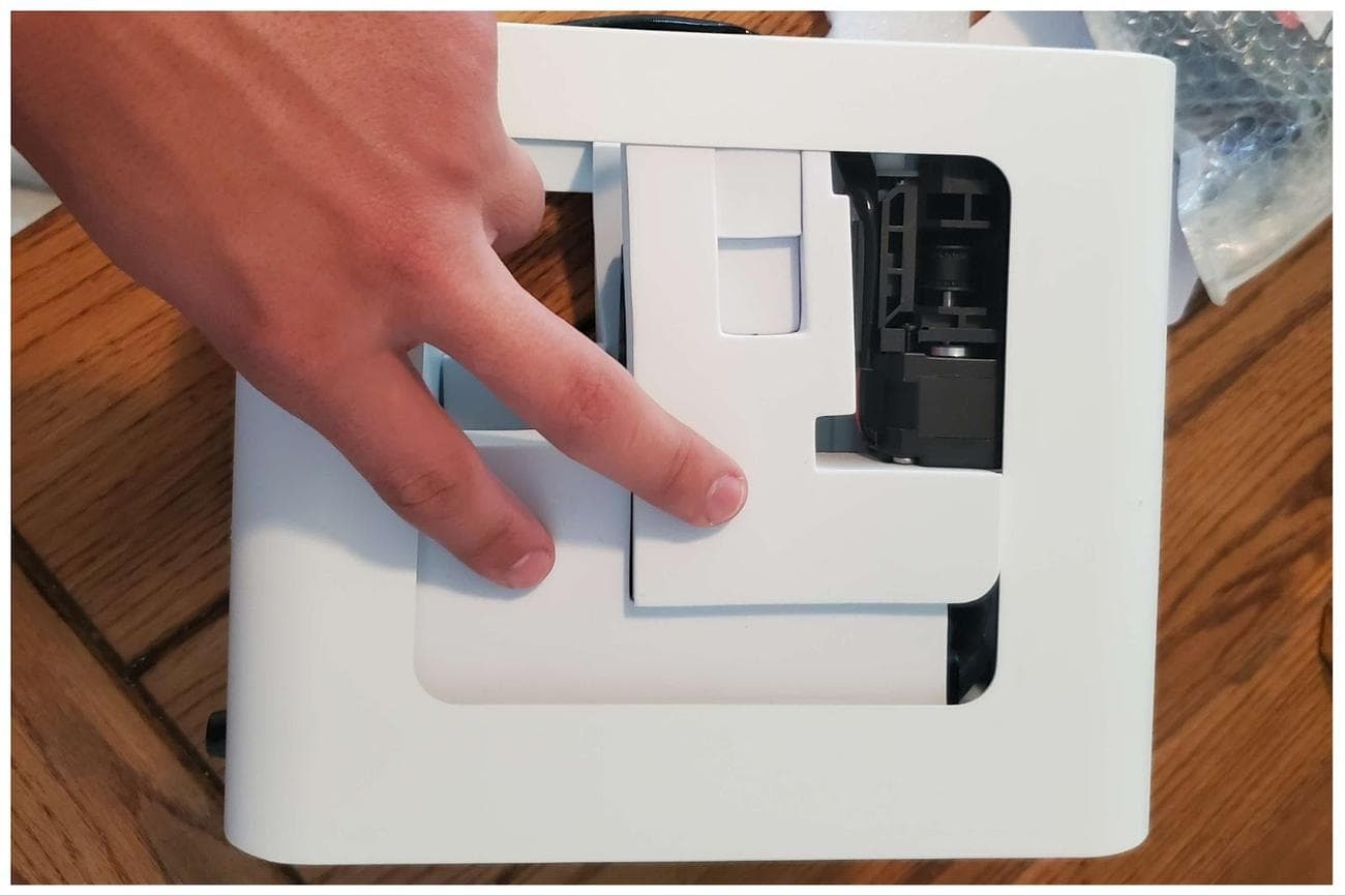 Ο τρισδιάστατος εκτυπωτής Toybox αποσυσκευάζει την εικόνα με το χέρι του John να δείχνει τη σύγχυσή του