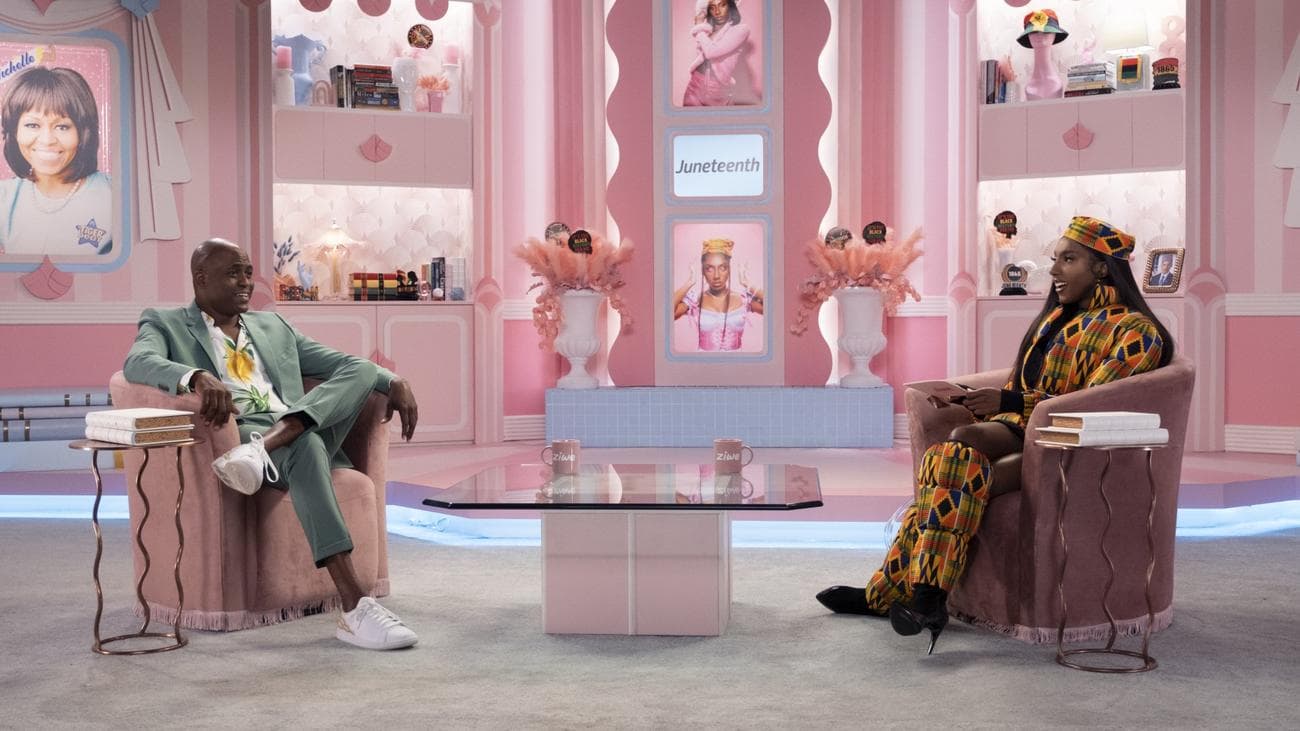 Ο Wayne Brady και ο Ziwe κάθονται ο ένας απέναντι από τον άλλο