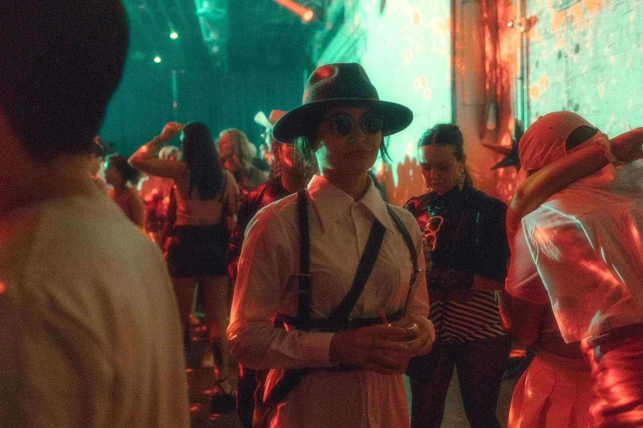 άτομο με στολή Oppenheimer