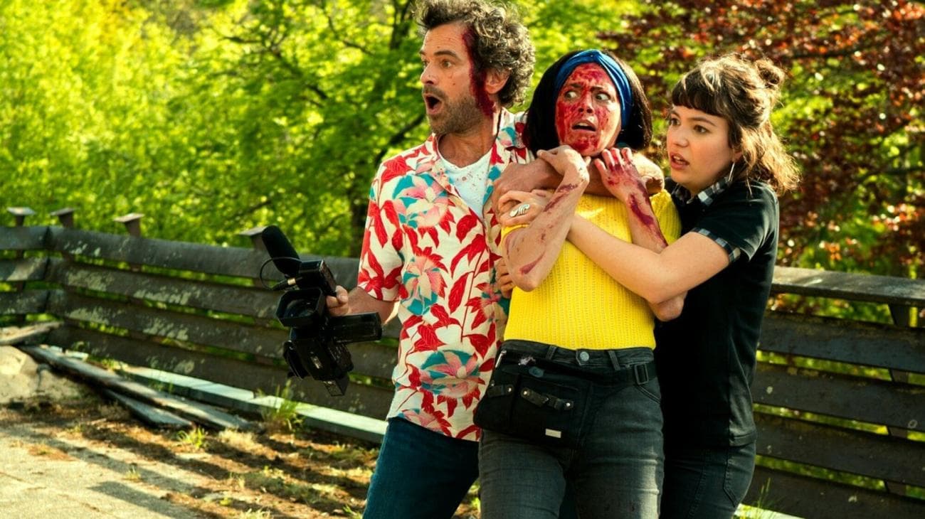 Ένας άντρας και μια γυναίκα αγκαλιάζουν ένα κορίτσι αιμόφυρτο. 