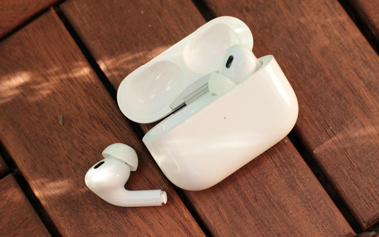 Apple AirPods Pro 2 και θήκη φόρτισης