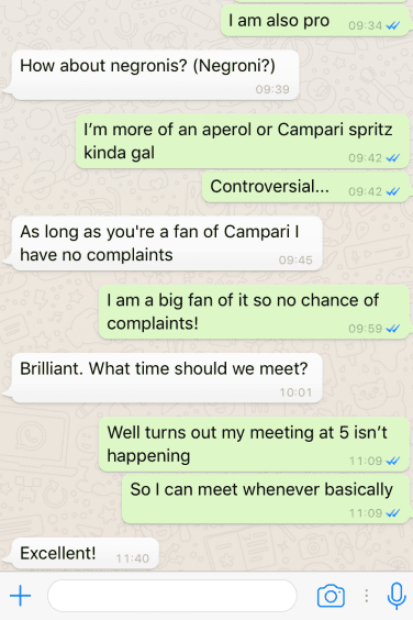 Ένα στιγμιότυπο οθόνης των μηνυμάτων WhatsApp σχετικά με το δείπνο. 