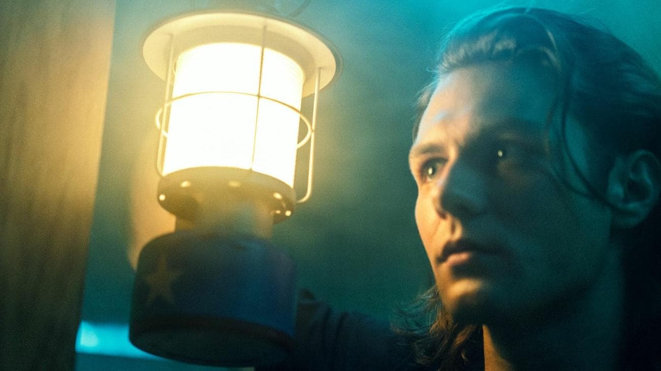 Ο Ty Simpkins κρατά ένα φανάρι μέσα 