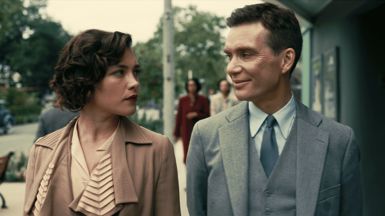 Ένας άντρας και μια γυναίκα μιλάνε περπατώντας στο δρόμο. 