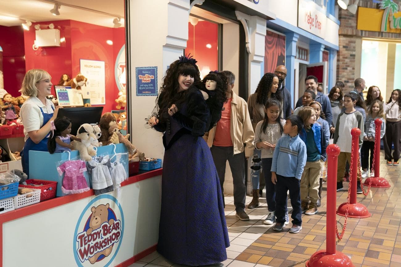 Η Nadja και η κούκλα της επισκέπτονται ένα εμπορικό κέντρο. 