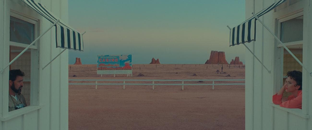 Ο Jason Schwartzman και η Scarlett Johansson ανταλλάσσουν μια ματιά 