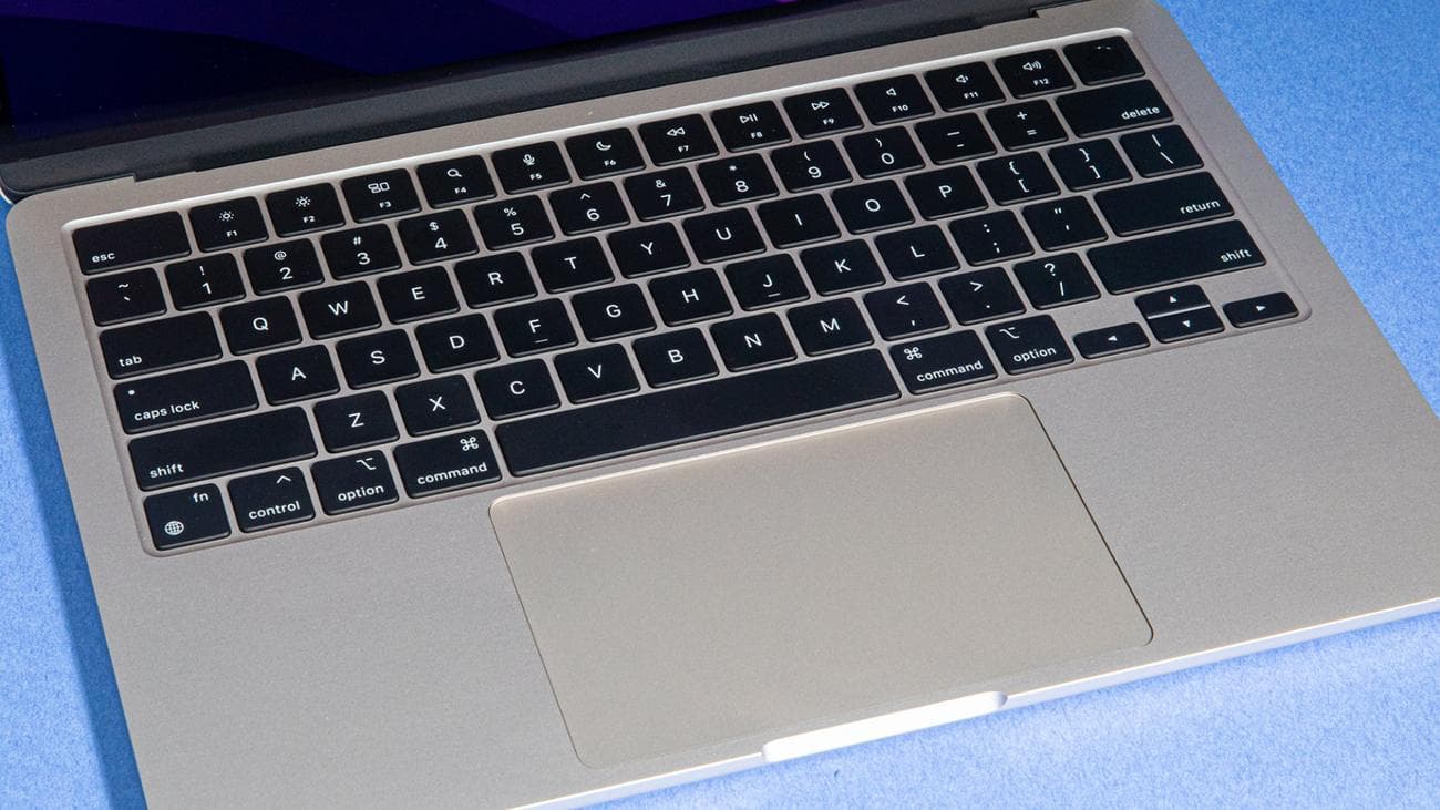 Άποψη του πληκτρολογίου 2022 M2 MacBook Air σε μια μπλε επιφάνεια