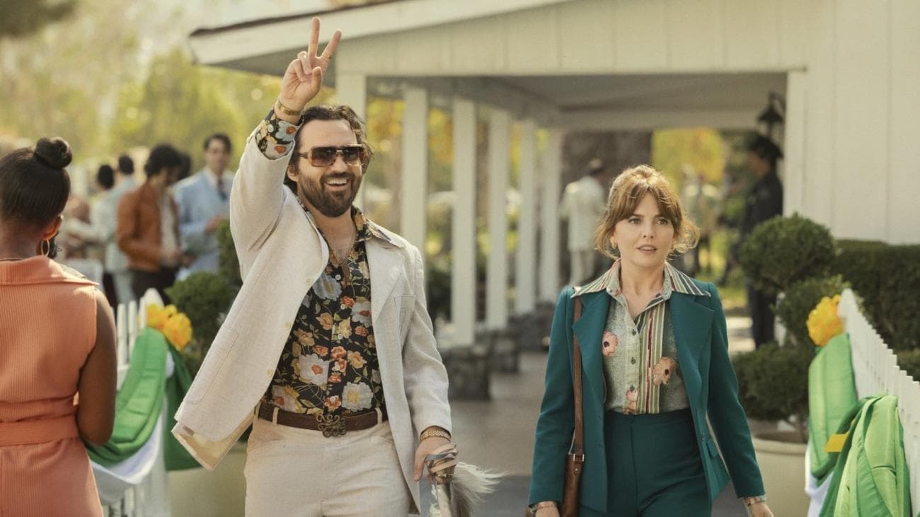 Ένας άντρας πετάει ένα σημάδι ειρήνης ενώ περπατά με μια γυναίκα. 