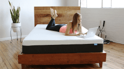 Άτομο που ξαπλώνει σε Bear Original στρώμα