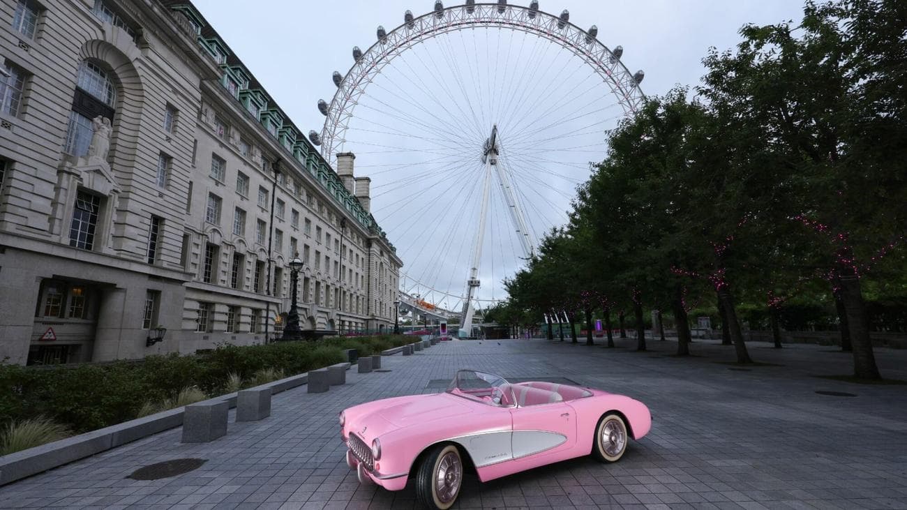 Το αυτοκίνητο της Barbie φτάνει στο Λονδίνο ενόψει της αποψινής ευρωπαϊκής πρεμιέρας.