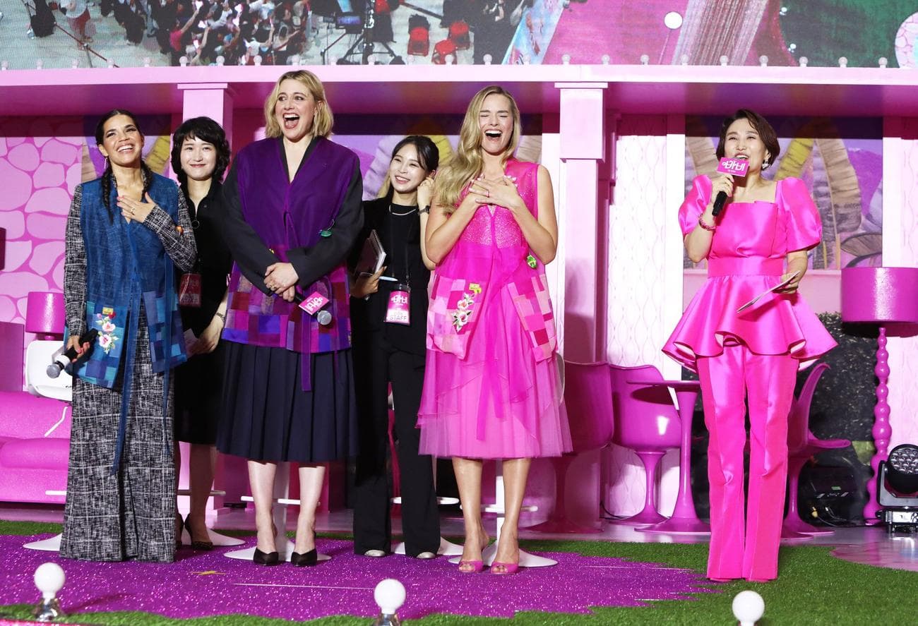 Ο Ρόμπι, γεμάτος συγκίνηση, στέκεται στη σκηνή δίπλα στο καστ καθώς τραγουδάει ο παρουσιαστής. 