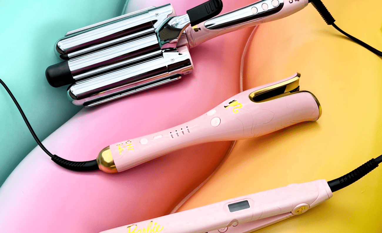 Τρία προϊόντα styling μαλλιών Chi σε τιρκουάζ, ροζ και κίτρινη επιφάνεια