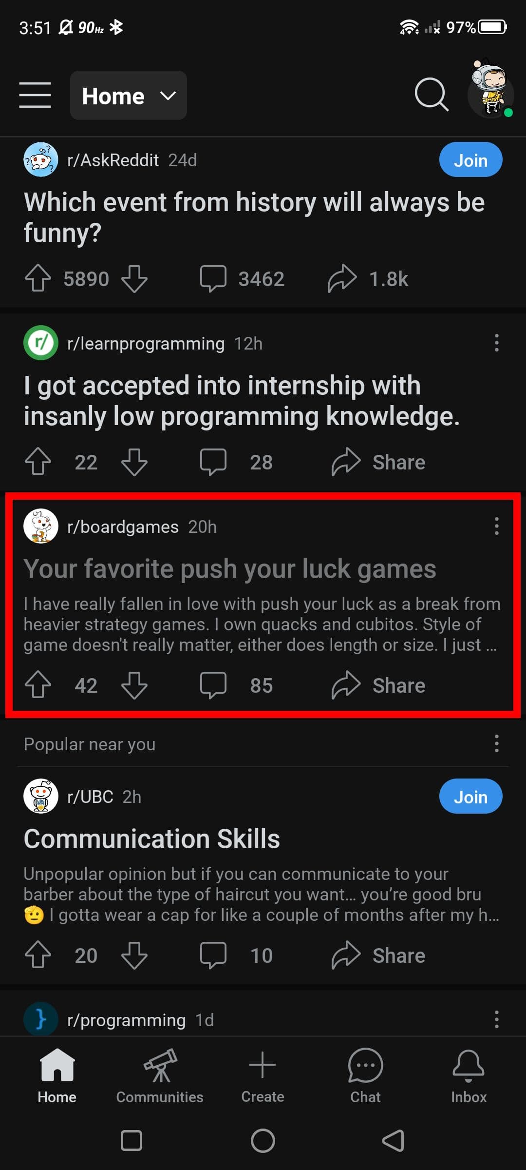 Κόκκινο ορθογώνιο περίγραμμα πάνω από ένα θέμα subreddit στην εφαρμογή Reddit για κινητά