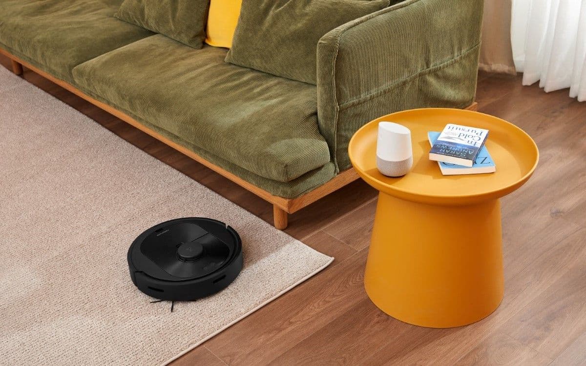Το Roborock Q5 καθαρίζει ένα χαλί σαλονιού