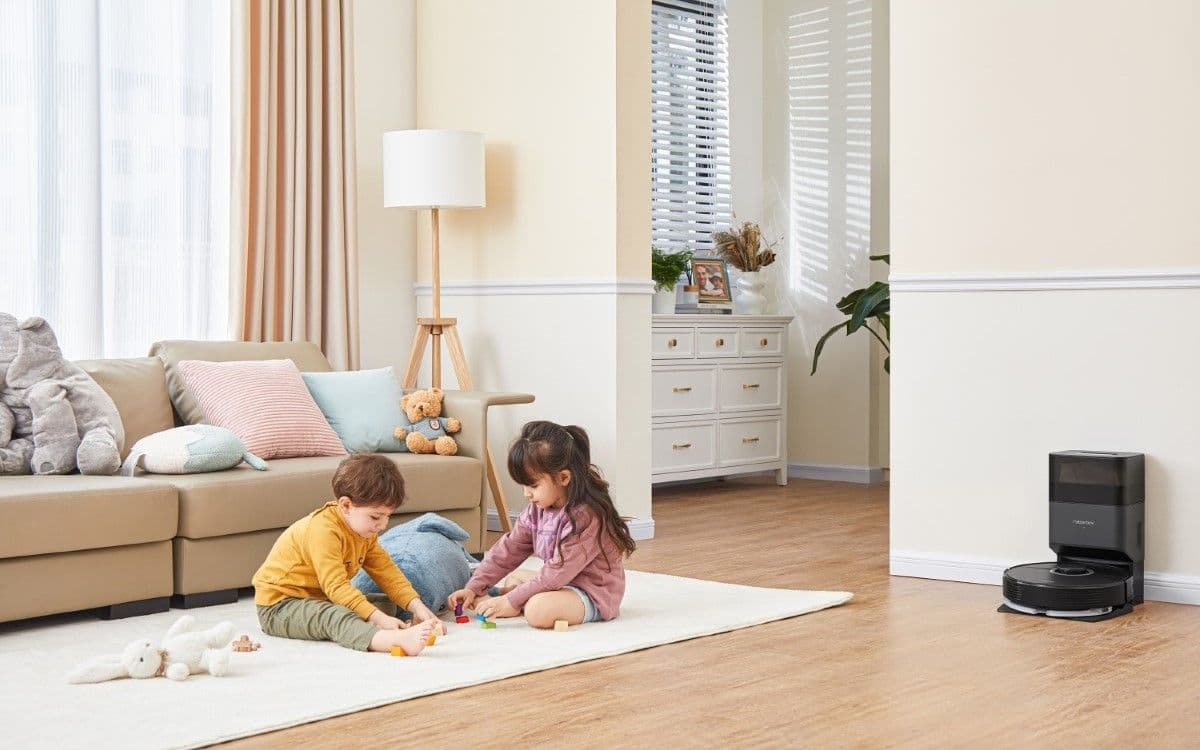 Δύο παιδιά παίζουν με το Roborock Q7 Max+ στην αποβάθρα του