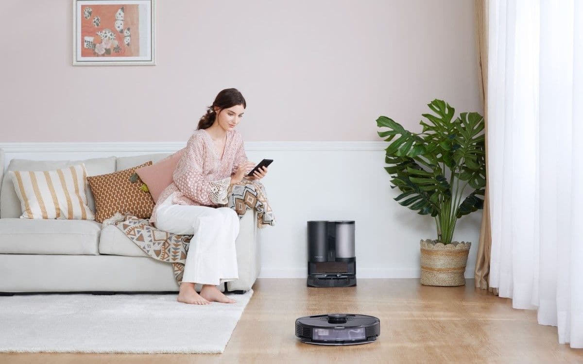 Γυναίκα που ελέγχει το Roborock S7+ με εφαρμογή για κινητά