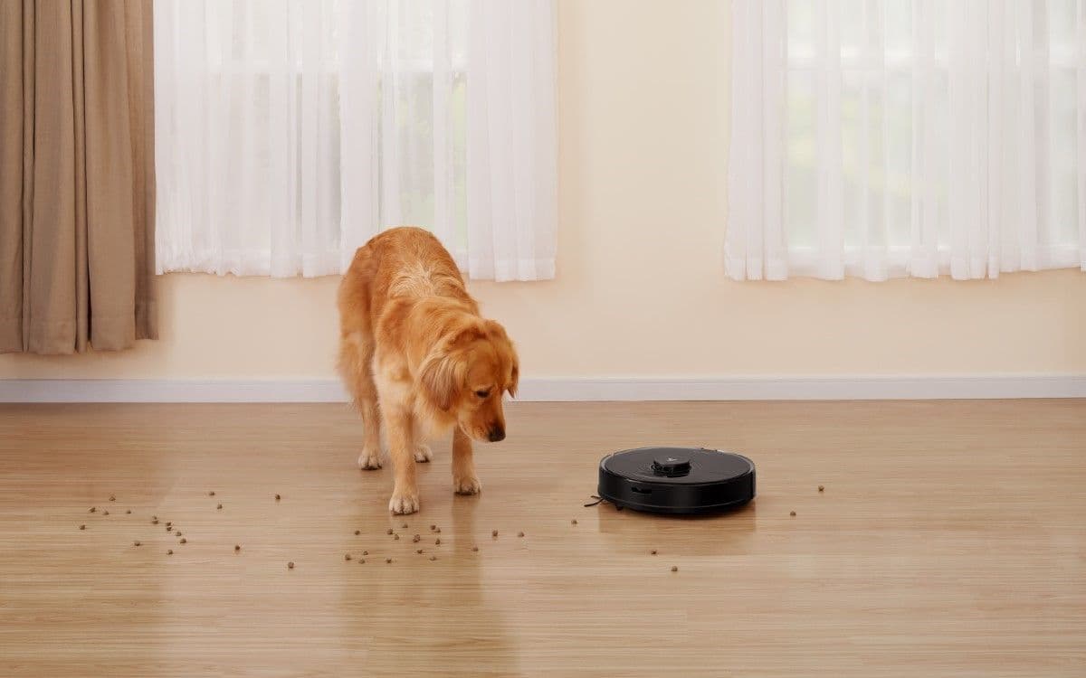 Το Roborock S7 καθαρίζει τροφές για κατοικίδια σκορπισμένο στο πάτωμα