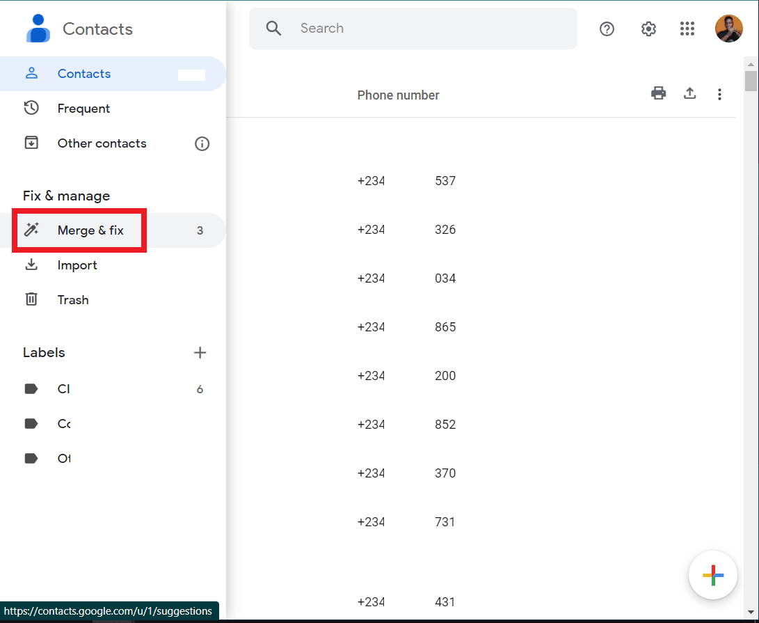 Ένα στιγμιότυπο οθόνης που δείχνει το κουμπί Συγχώνευση και επιδιόρθωση από το μενού της εφαρμογής Ιστού Επαφές Google