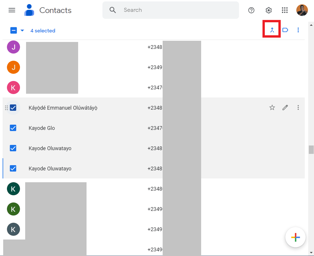 Ένα στιγμιότυπο οθόνης που δείχνει το κουμπί συγχώνευσης μετά την επιλογή πολλών επαφών στον ιστό. 