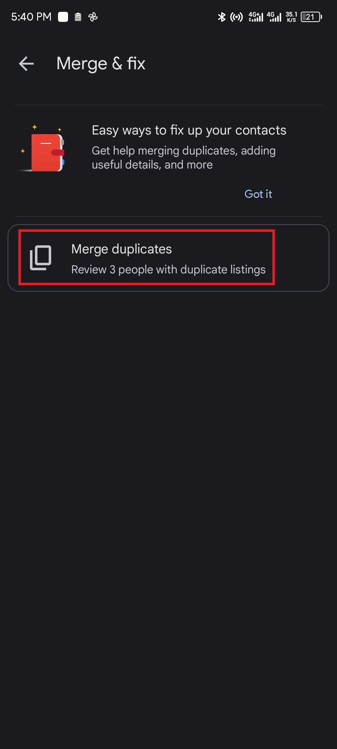 Ένα στιγμιότυπο οθόνης της εφαρμογής Επαφές Google που δείχνει το κουμπί Συγχώνευση διπλότυπων 