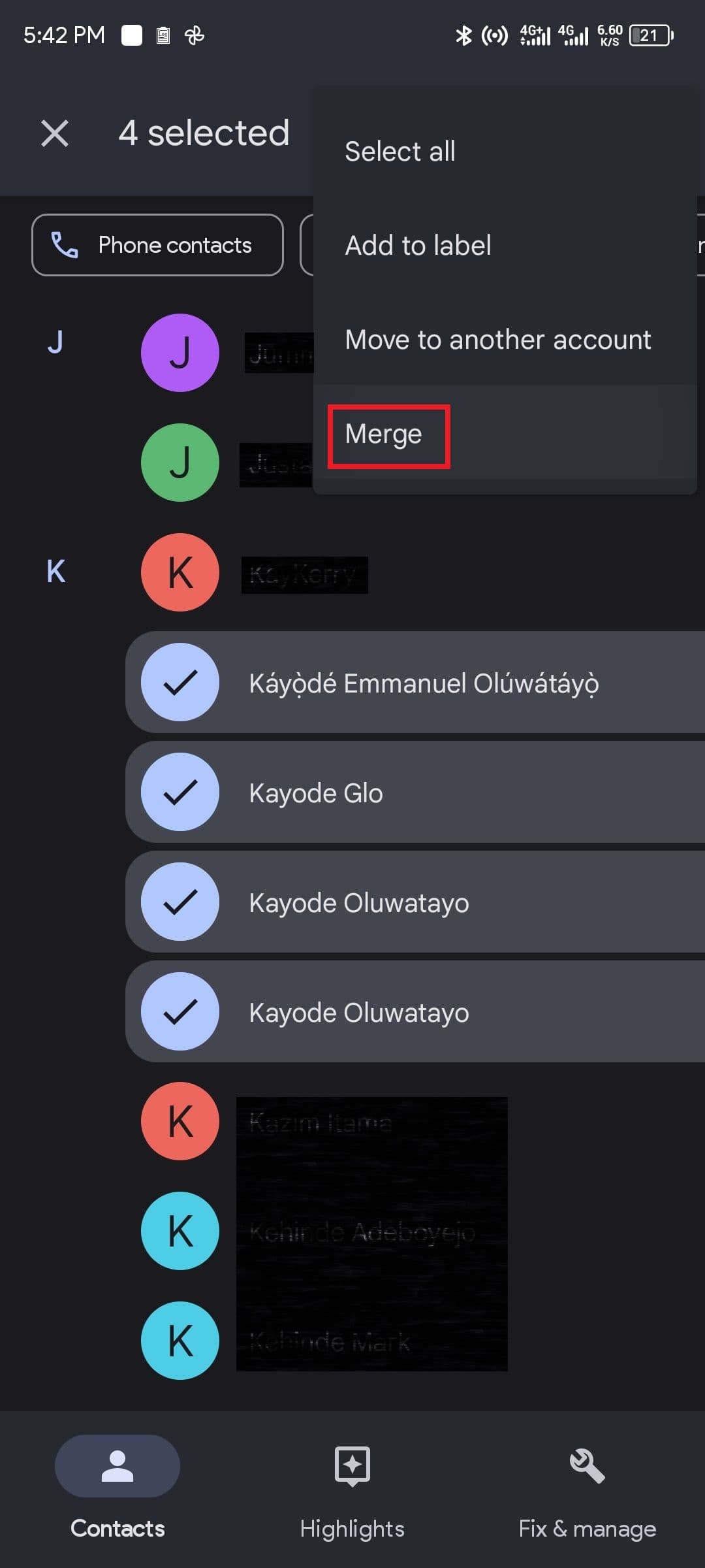 Ένα στιγμιότυπο που επισημαίνει το κουμπί Συγχώνευση μετά από μη αυτόματη επιλογή διπλότυπων στην εφαρμογή Επαφές Google