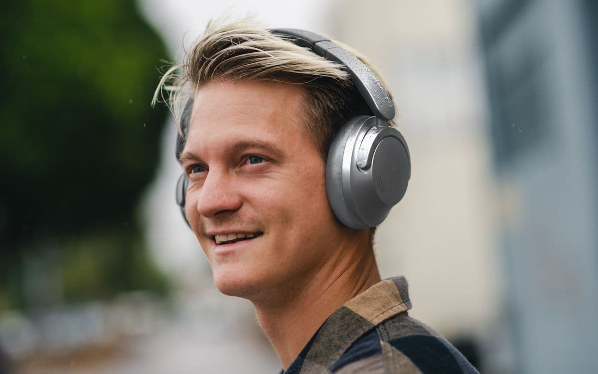 ακουστικά sonoflow σε άνδρα στη βροχή