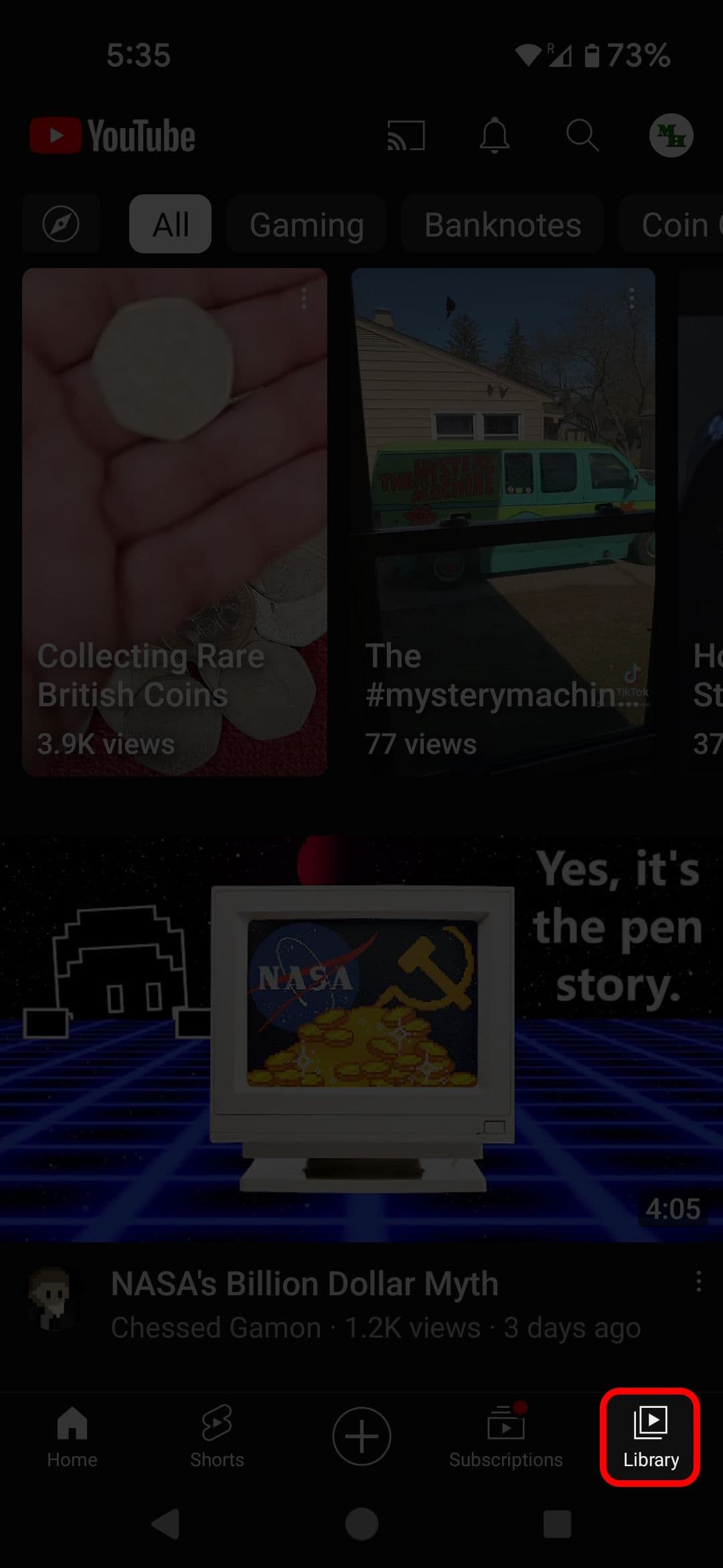 Η αρχική οθόνη του YouTube για κινητά επισημαίνει την επιλογή Βιβλιοθήκη