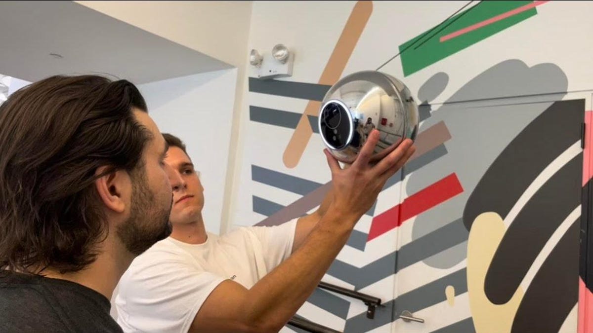 Αφήνω το Worldcoin Orb του Sam Altman να σαρώσει τις ίριδες μου
